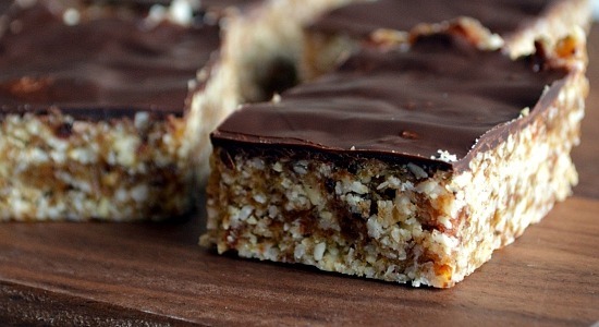 Baton de curmale cu ciocolata